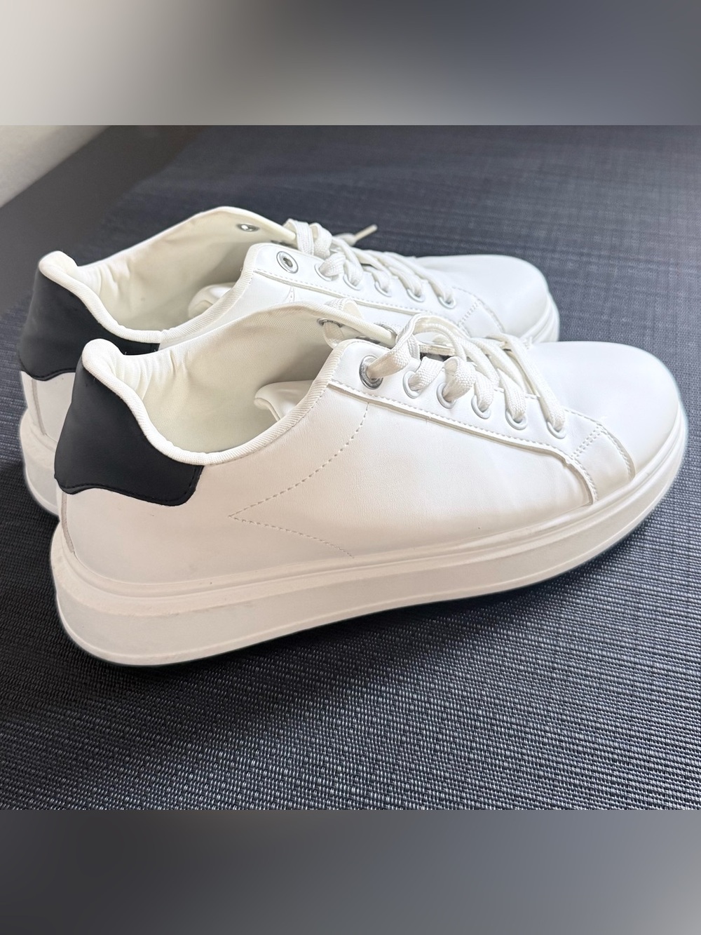 Madden Girl Low-Top Sneakers with Black Heel Accent Size 10